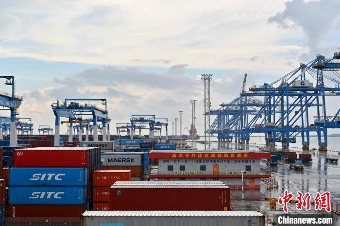 西部陆海新通道枢纽广西钦州港:货畅八方 临港产业崛起